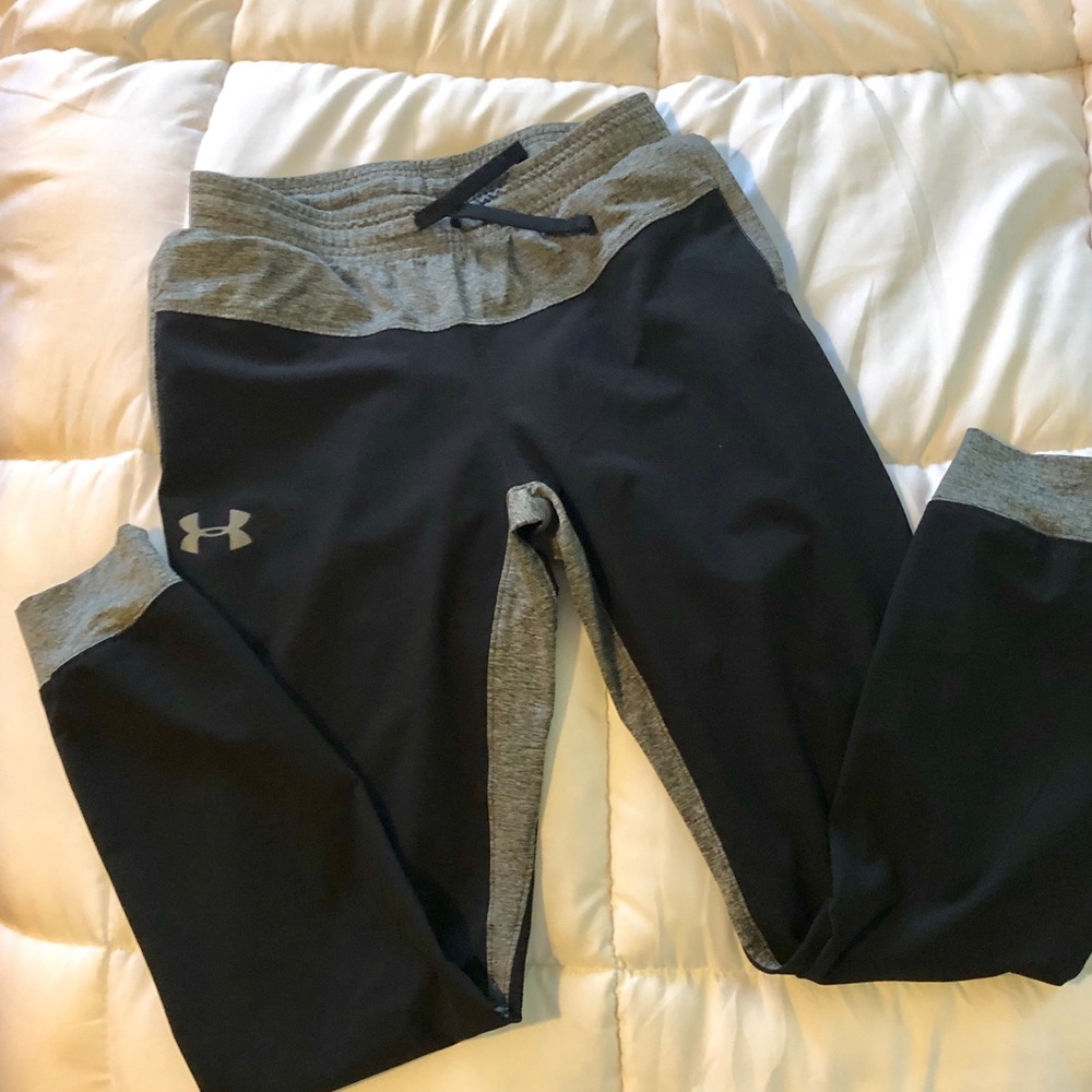 Boys M Under Armour Soccer- Lightweight!